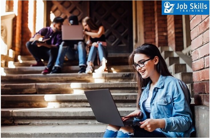 Choosing-the-Right-Job-Skills-Training-course-for-Bachelors-degree-students-in-the-UK